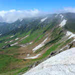 双六岳に伸びる稜線。左側の平坦部は見事なお花畑が広がっていました。