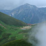 ようやく見えて来た今日の宿・双六小屋。後ろは鷲羽岳。